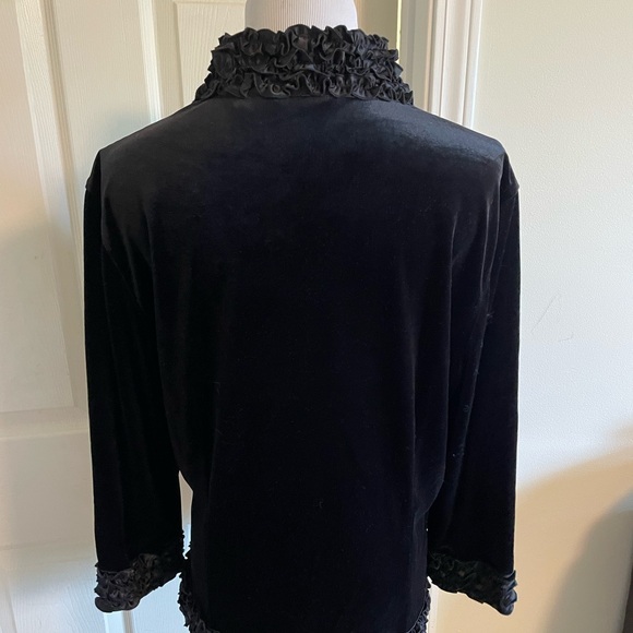 Samuel Dong fancy velvet blazer with ruffle design - Picture 6 of 10